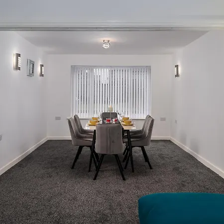 Immaculate 5-bed House In 4* Leeds (West Yorkshire)