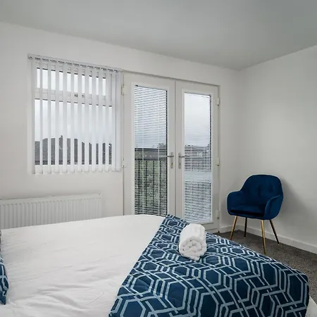 Immaculate 5-bed House In 4* Leeds (West Yorkshire)