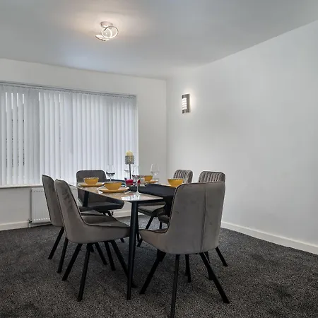 Immaculate 5-bed House In Hotel