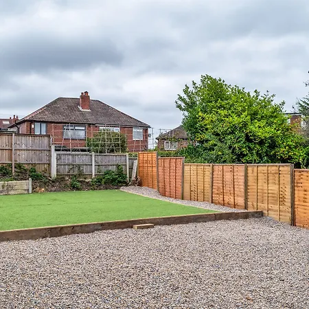 Immaculate 5-bed House In Hotel Leeds (West Yorkshire)