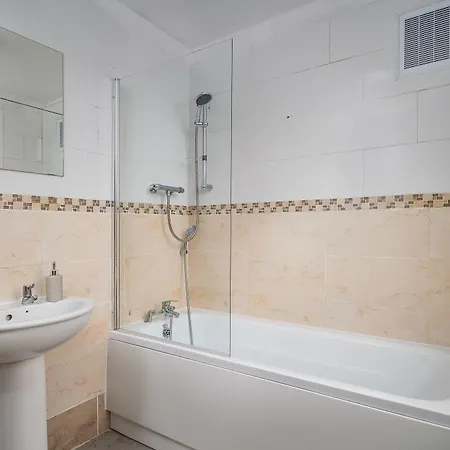 Hotel Immaculate 5-bed House In 4*