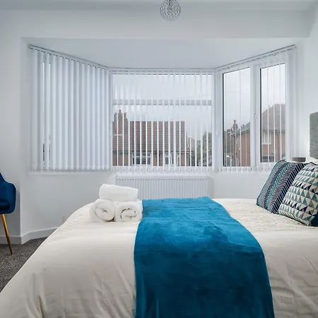 Hotel Immaculate 5-bed House In Leeds (West Yorkshire)