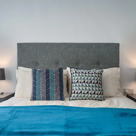 Immaculate 5-bed House In Hotel