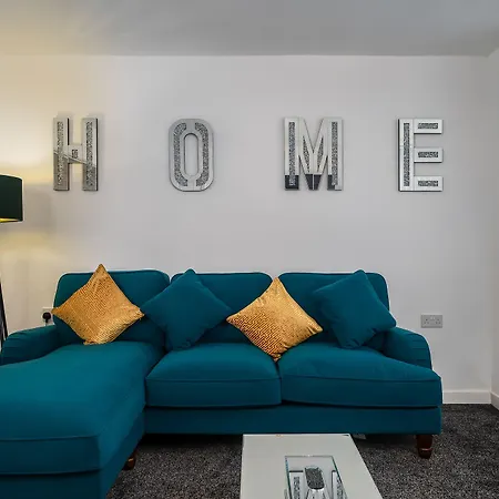Immaculate 5-bed House In 4*