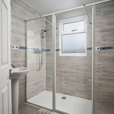 Immaculate 5-bed House In Leeds (West Yorkshire)