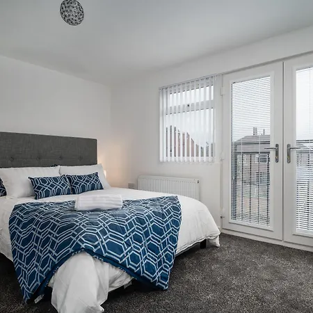 Immaculate 5-bed House In 4* Leeds (West Yorkshire)