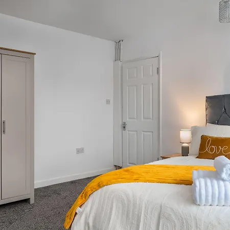 Hotel Immaculate 5-bed House In