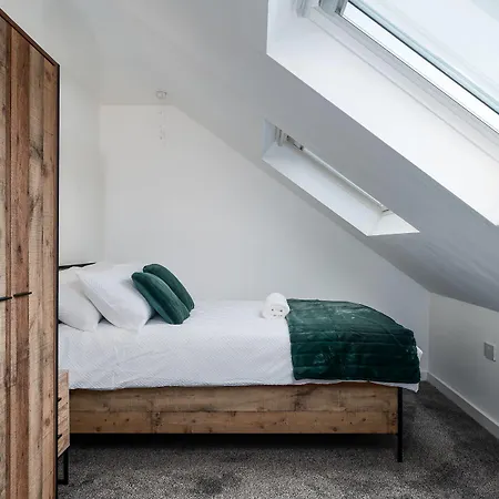 Immaculate 5-bed House In 4* Leeds (West Yorkshire)