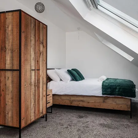 Hotel Immaculate 5-bed House In Leeds (West Yorkshire)