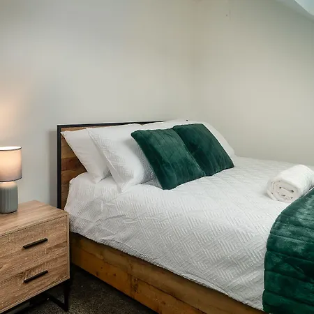 Immaculate 5-bed House In