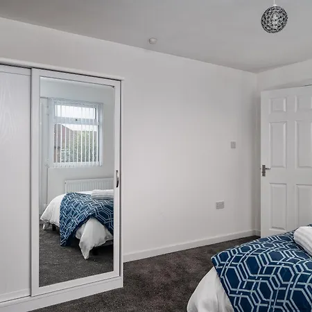 Hotel Immaculate 5-bed House In Leeds (West Yorkshire)